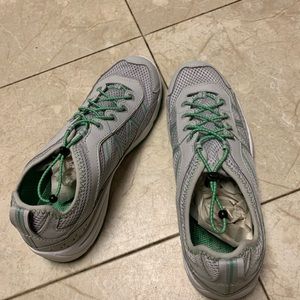 Size 8 Medium LL Bean sneakers